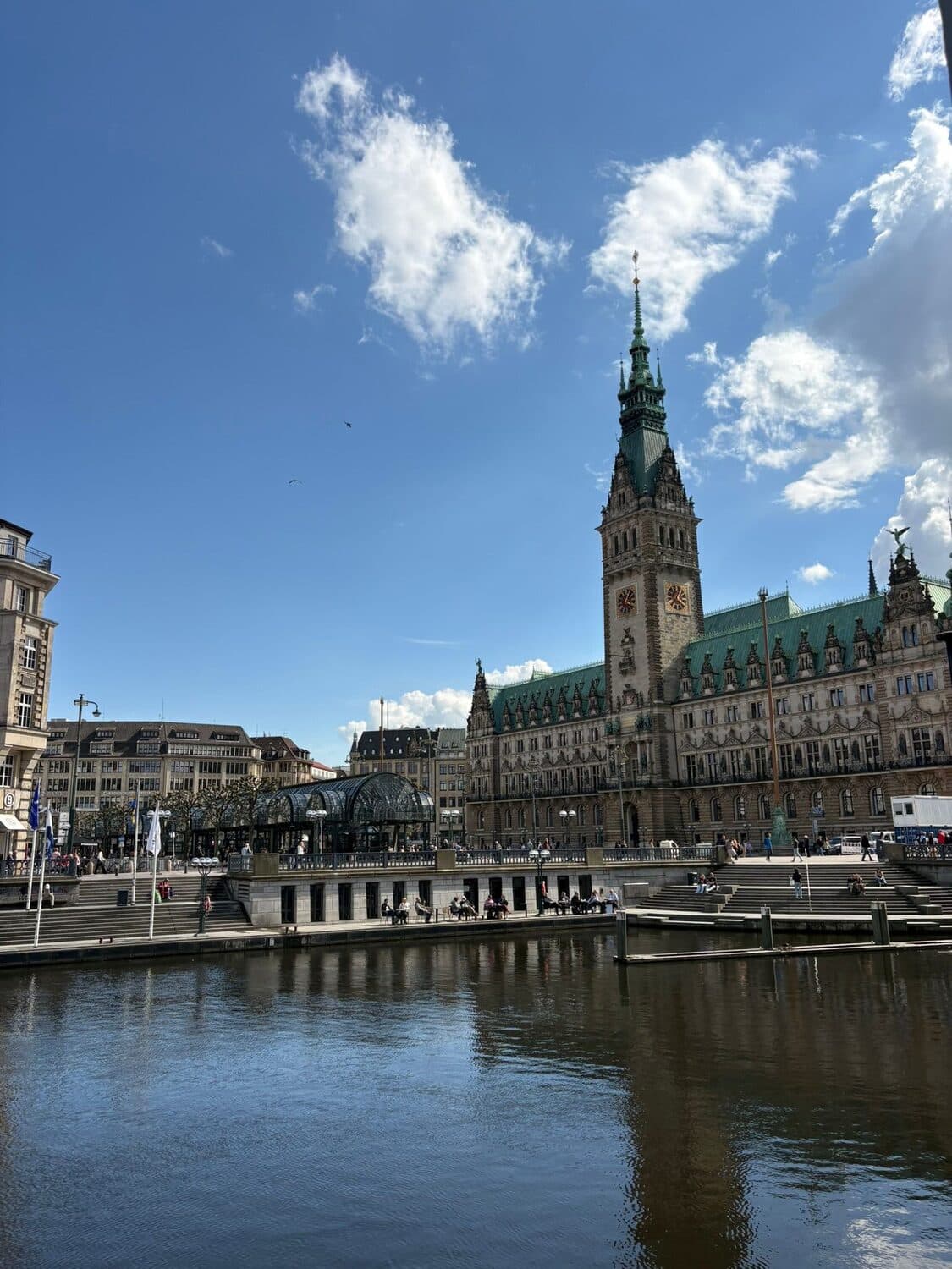 Menschen im Gespräch auf dem Lateinamerikanischen Kulturmarkt in der Rathauspassage Hamburg