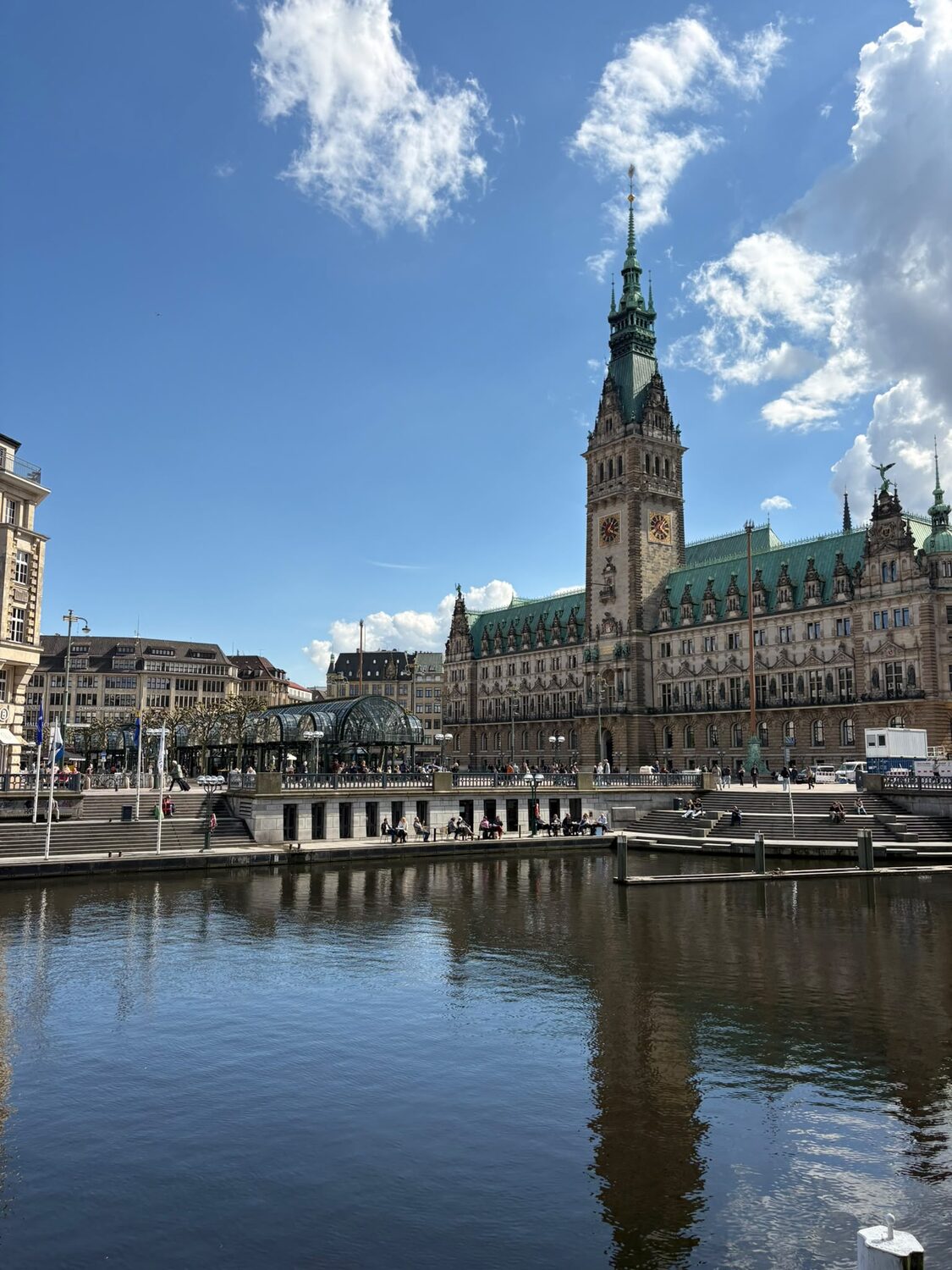 Das Hamburger Rathaus spiegelt sich in der Kleinen Alster