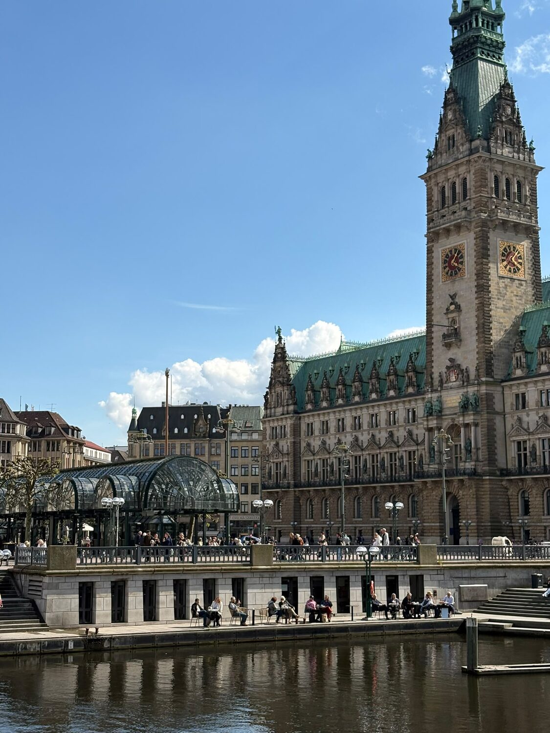 Der Turm des Hamburger Rathauses über den Dächern der Altstadt