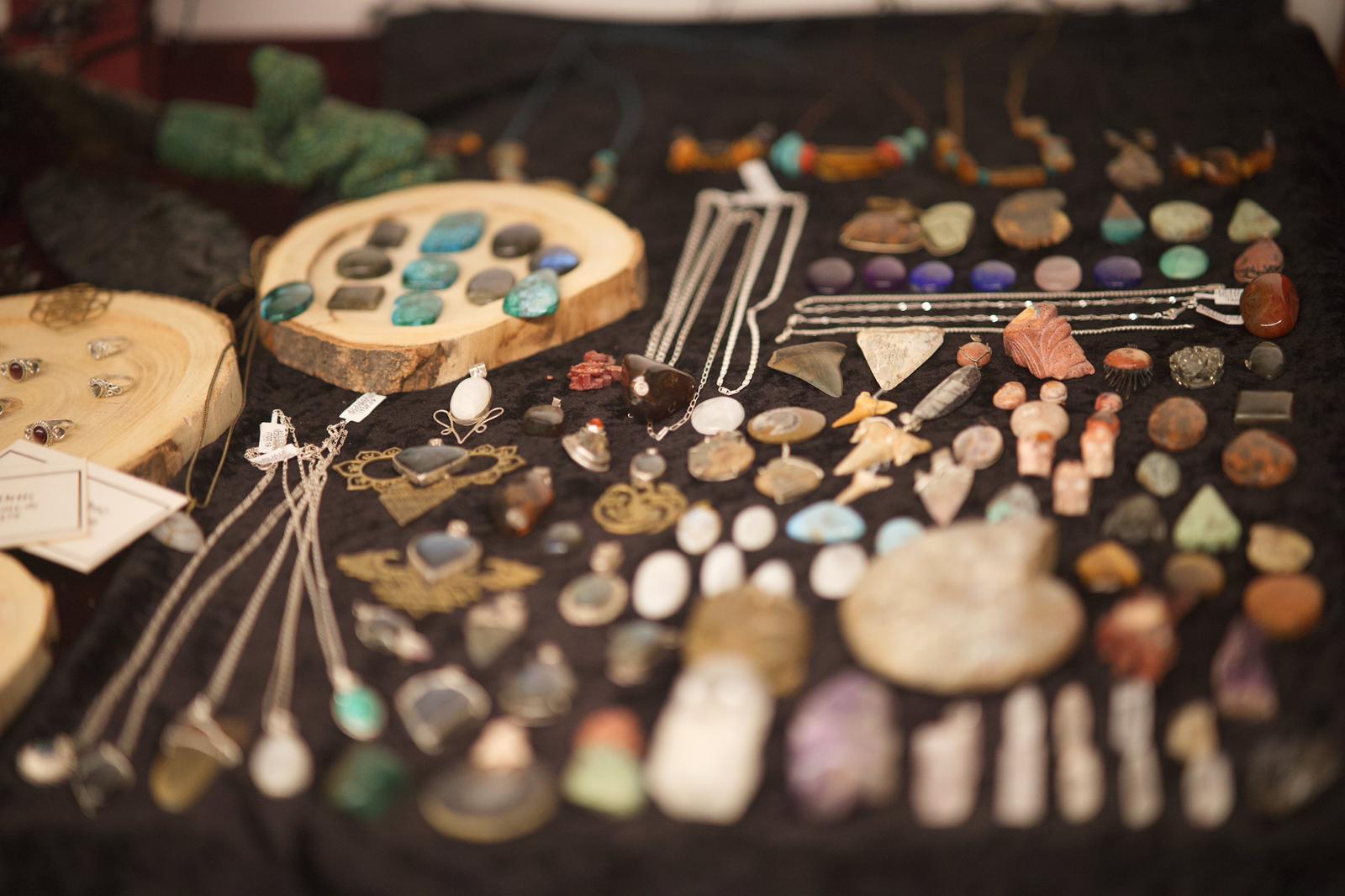 Schmuck und Natursteine an einem Stand auf dem Markt 2022