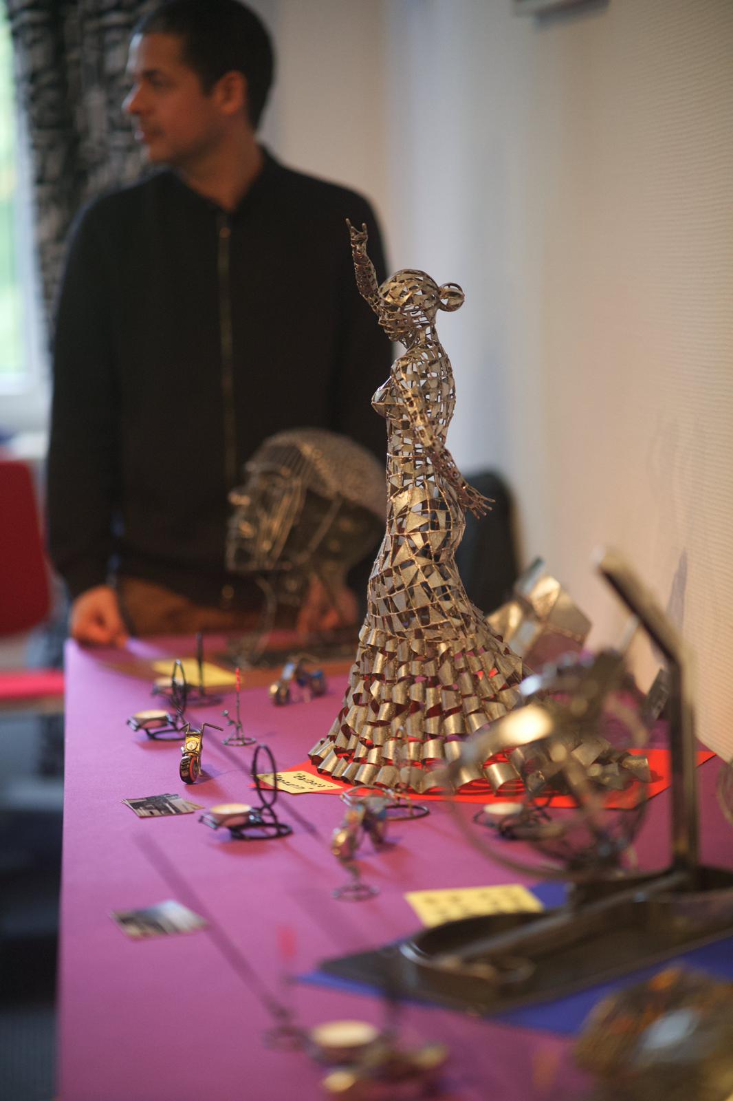 Filigrane Figur aus Metalldraht, Kunst am Stand, Markt 2022