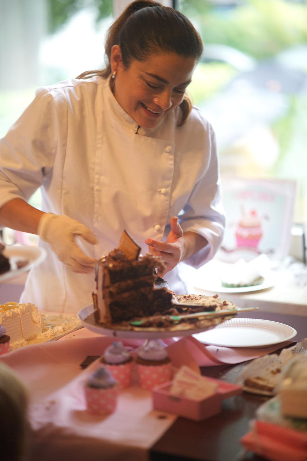 Frisch gebackene Torten und Kuchen am Stand